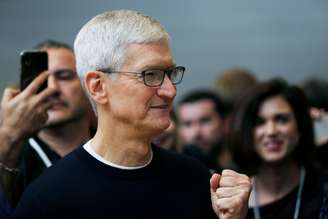 Presidente-executivo da Apple, Tim Cook, à fren do escritório-sede da empresa, em Cupertino, Califórnia. 10/9/2019. REUTERS/Stephen Lam 