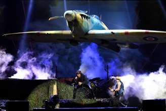 Iron Maiden levou réplica de avião Spitfire para o palco