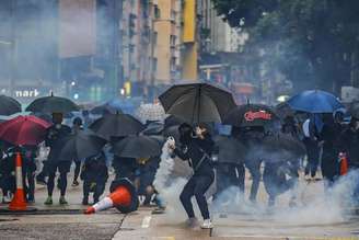 Mascarados desafiam proibição em novo protesto em Hong Kong