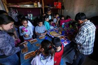 Crianças comem em instituição de caridade em Claypole,  nos arredores de Buenos Aires
17/09/2019
REUTERS/Agustin Marcarian