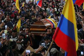 Pessoas carregam caixam de manifestante que dizem ter sido morto durante protestos contra o governo em Quito
10/10/2019
REUTERS/Ivan Alvarado