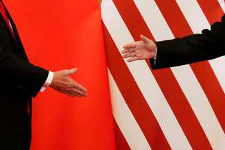 Presidente dos EUA, Donald Trump, e presidente da China, Xi Jinping, prestes a se cumprimentarem durante encontro em Pequim 
09/11/2017
REUTERS/Damir Sagolj
