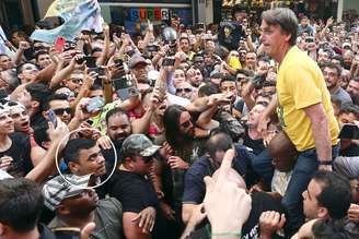 Jair Bolsonaro (PSL-RJ) é carregado nas costas por militantes durante ato político no Parque Halfeld de Juiz de Fora, em Minas Gerais