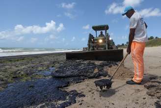 Manchas de óleo na praia de Lagoa do Pau, no município de Coruripe, em Alagoas, nesta quinta-feira, 10. Técnicos ambientais detectaram, nesta quarta-feira, 09, manchas de óleo na foz do Rio São Francisco, em Piaçabuçu, litoral sul de Alagoas