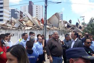 O prefeito Roberto Cláudio e o vice prefeito Moroni Torgan vistoriam área onde um prédio residencial desabou