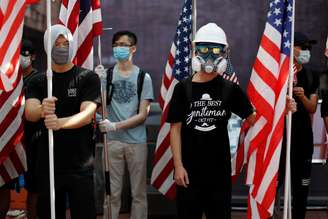 Manifestantes seguram bandeiras dos EUA em protesto contra o governo em Hong Kong
20/09/2019
REUTERS/Jorge Silva