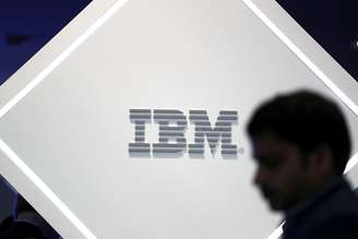 Silhueta de homem é captada à frente de logotip oda IBM em evento em Barcelona. 25/2/2019. REUTERS/Sergio Perez