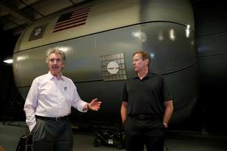 Robert Bigelow, (esquerda), fundador e presidente da Bigelow Aerospace, e astronauta da Nasa Mike Gernhardt, em frente ao módulo espacial inflável B330 durante período de testes em Las Vegas
12/09/2019
REUTERS/Steve Marcus