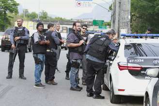 Policiais prendem suspeitos de planejar uma invasão ao Estádio do Maracanã, no Rio de Janeiro (RJ), nesta terça-feira (22). A invasão ocorreria durante a partida entre Flamengo e Grêmio, pela Copa Libertadores da América 2019, que acontece nesta quarta-feira (23). Agentes da Polícia Civil, da Coordenadoria de Recursos Especiais (Core), cumprem cerca de 20 mandados de prisão temporária, expedidos pelo Juizado Especial Criminal (Jecrim)