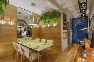 1. As samambaias da sala de jantar purificam o ar do ambiente. Projeto por Laura Santos