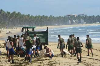 Militares começa a ajudar óleo que atinge várias praias do nordeste brasileiro