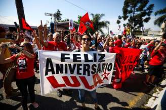 Caravanas de vários locais do Brasil chegam a Curitiba (PR), neste domingo (27), para celebrar os 74 anos do ex presidente Luiz Inácio Lula da Silva que está preso na Superintendência da Polícia Federal