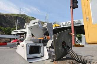  Câmeras de monitoramento quebradas na praça do pedágio da linha expressa Linha Amarela, na manhã de segunda- feira, 28 de outubro de 2019. Por ordem do prefeito do Rio de Janeiro, Marcelo Crivella, trabalhadores a serviço da prefeitura destruíram as cancelas de cobrança de pedágio na via expressa entre as zonas norte e oeste da capital fluminense operada pela concessionária privada Lamsa.