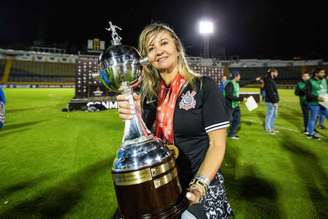 Diretora do futebol feminino, Cristiane Gambaré comemorou a conquista (Foto:Bruno Teixeira/Agência Corinthians)