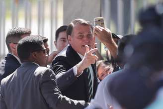 O presidente da República, Jair Bolsonaro, fala com jornalistas em frente ao Palácio da Alvorada, em Brasília (1º/11/2019)