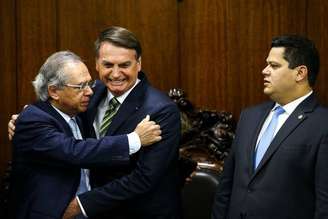 Paulo Guedes e Jair Bolsonaro durante a entrega do Plano Mais Brasil para o presidente do Congresso, Davi Alcolumbre.