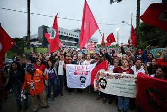 Apoiadores do ex-presidente Lula em frente ao prédio da PF em Curitiba onde ele está preso
07/11/2019
REUTERS/Rodolfo Buhrer