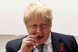 Premiê britânico, Boris Johnson, durante visita a fábrica de alimentos no País de Gales
08/11/2019 Daniel Leal-Olivas/Pool via REUTERS 