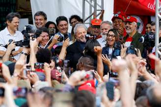 Ex-presidente Luiz Inácio Lula da Silva discursa após deixar a prisão em Curitiba
08/11/2019
REUTERS/Rodolfo Buhrer