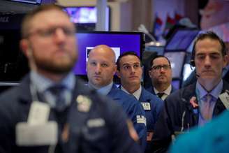 Operadores da Bolsa de Nova York fazem momento de silêncio em homenagem ao Dia dos Veteranos, EUA
11/11/2019
REUTERS/Brendan McDermid 