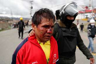 Homem é detido por policial durante choques entre simpatizantes do ex-presidente Evo Morales e militantes da oposição em La Paz
11/11/2019
REUTERS/Carlos Garcia Rawlins