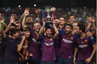 Barcelona com o troféu da Supercopa Espanhola (Foto: AFP)