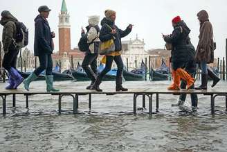 Inundação provoca transtornos no centro histórico de Veneza