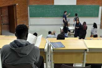 Os negros - pretos e pardos - seguem sub-representados no ensino superior público, já que são maioria da população brasileira (55,9%)