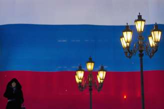 Bandeira russa em praça no centro de Moscou
06/03/2012
REUTERS/Thomas Peter