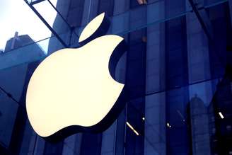 Logotipo da Apple na fachada do prédio de escritórios da companhia em Nova York. 16/10/2019. REUTERS/Mike Segar
