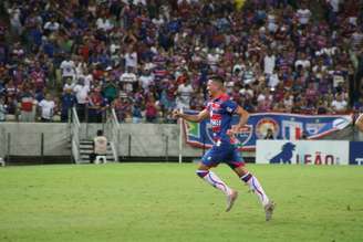 Juninho, meiocampista do Fortaleza, comemora gol em vitória contra o CSA