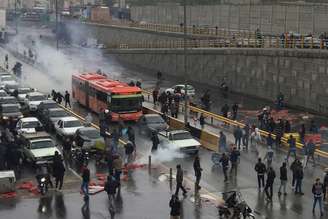 Pessoas protestam contra aumento nos preços de combustíveis em uma rodovia em Teerã, Irã
16/11/2019
Nazanin Tabatabaee/WANA (West Asia News Agency) via REUTERS