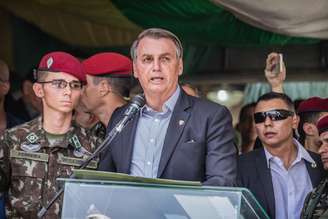 O presidente da República, Jair Bolsonaro, participa da celebração do 74º aniversário de criação da Brigada de Infantaria Paraquedista