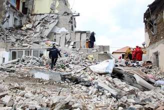 Busca por vítimas de terremoto em Thumane, na Albânia