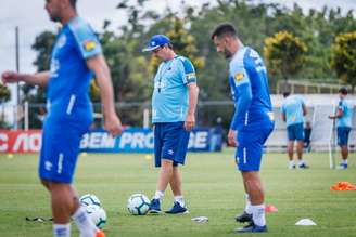 Adíson Batista fez mistério, fechando o treino na Toca da Raposa- (Vinnicius Silva/Cruzeiro)