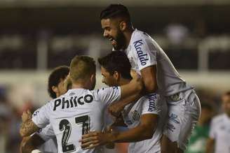 Santos derrota a Chapecoense por 2 a 0 e se aproxima do vice no Campeonato Brasileiro