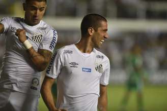 Evandro comemora seu primeiro gol com a camisa do Santos (Foto: Ivan Storti/Santos)