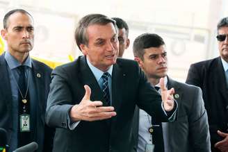 Bolsonaro cumprimenta apoiadores na frente do Palácio da Alvorada.