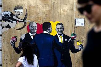Mural em Roma ironiza aliança entre Nicola Zingaretti, secretário do PD (à esquerda), e Luigi Di Maio, líder do M5S (à direita), para manter Giuseppe Conte (centro) no poder