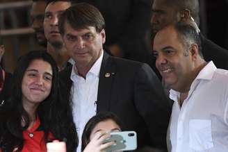 Bolsonaro posa para foto ao lado de Marcos Braz (direita), vice-presidente de futebol do Fla.