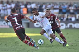 Jorge em ação contra o Flamengo, seu ex-clube (Ivan Storti/Santos)