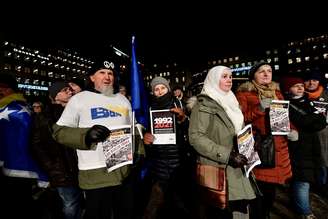 Manifestantes protestam contra entrega de Prêmio Nobel de literatura a Peter Handke, em Estocolmo
10/12/2019 TT News Agency/Stina Stjernkvist via REUTERS 