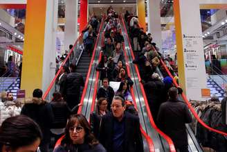 Consumidores fazem compras em shopping de Nova York
25/11/2019
REUTERS/Andrew Kelly  