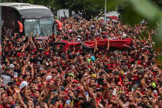 Imagem do embarque da delegação para Lima, para a final da Libertadores