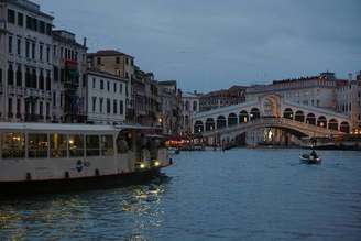 Veneza entra em estado de alerta por nova maré alta