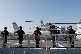 Soldados vigiam míssil Xining  no porto de Qingdao, China 29/8/2019 REUTERS