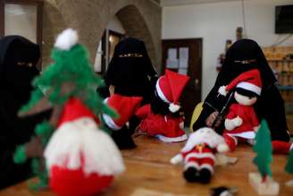 Palestinas muçulmanas fazem brinquedos de papai-noel na Faixa de Gaza
29/12/2019
REUTERS/Mohammed Salem