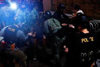 Policiais de choque dispersam manifestantes antigoverno durante uma manifestação na véspera de Ano Novo em Hong Kong, China. 31/12//2019. REUTERS/Tyrone Siu