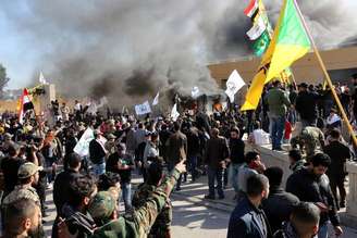 Xiitas protestam em frente à Embaixada dos EUA em Bagdá