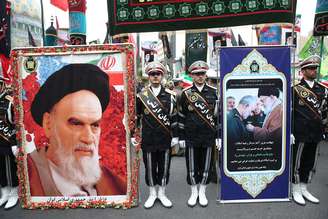 Policiais iranianos participam de homenagem ao general Qassem Soleimani, morto num ataque aéreo pelos EUA.  4/1/2020. Nazanin Tabatabaee/WANA (West Asia News Agency) via REUTERS 